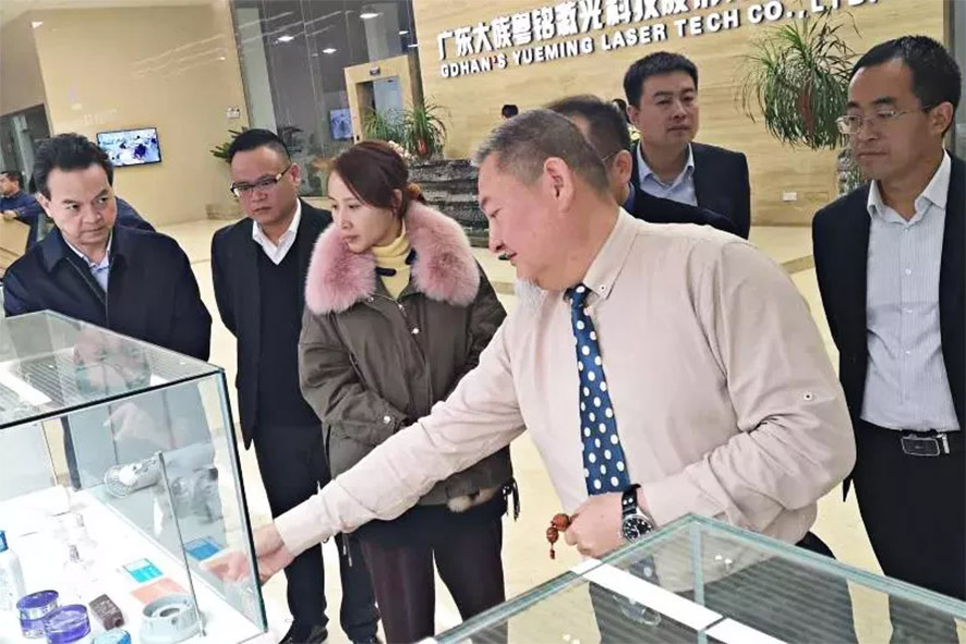 在劉總的陪同下，吳征副縣長(zhǎng)參觀了大族粵銘激光集團(tuán)產(chǎn)品展示廳
