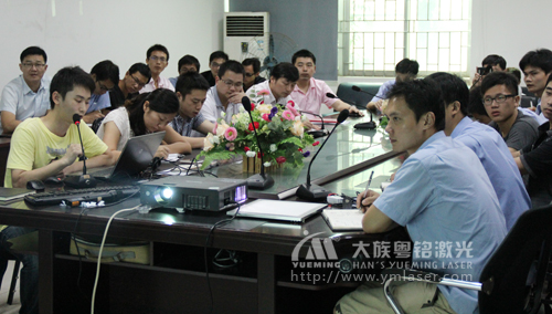 技術(shù)部開(kāi)展導(dǎo)光板設(shè)備知識(shí)培訓(xùn)